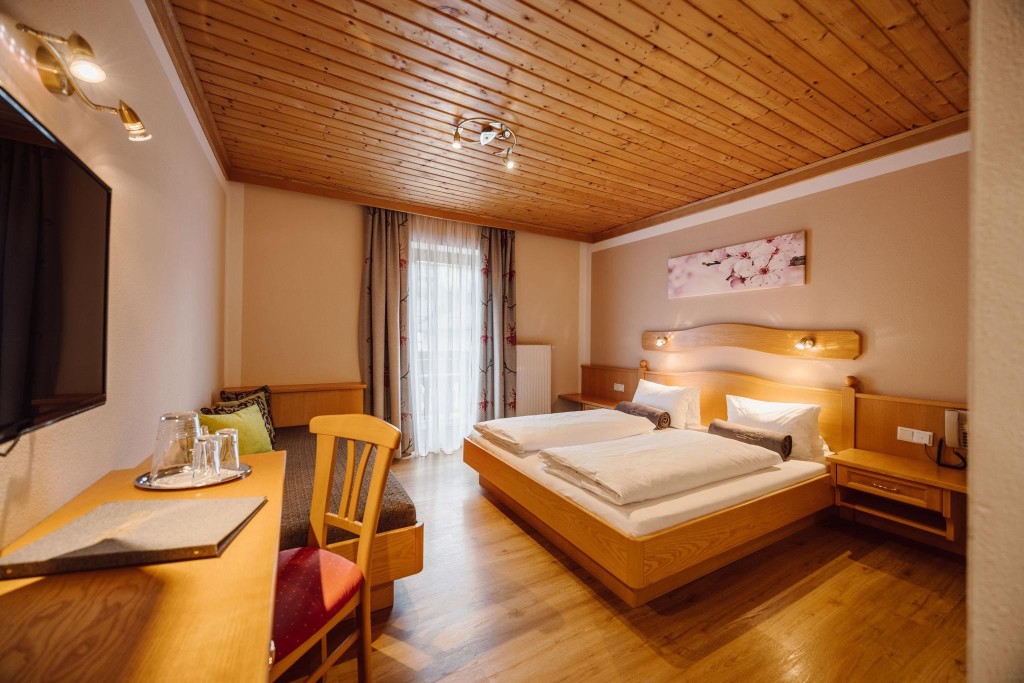 Doppelzimmer mit Flat-TV, Dusche/WC und Frühstücksbuffet