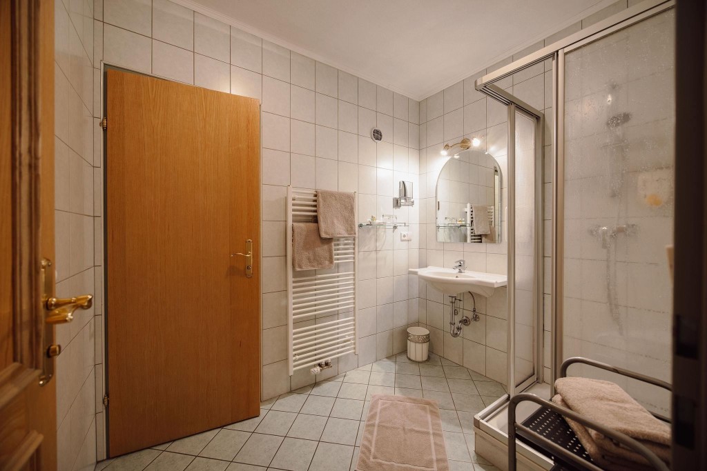 Badezimmer mit Dusche/WC und Handtuchwärmer