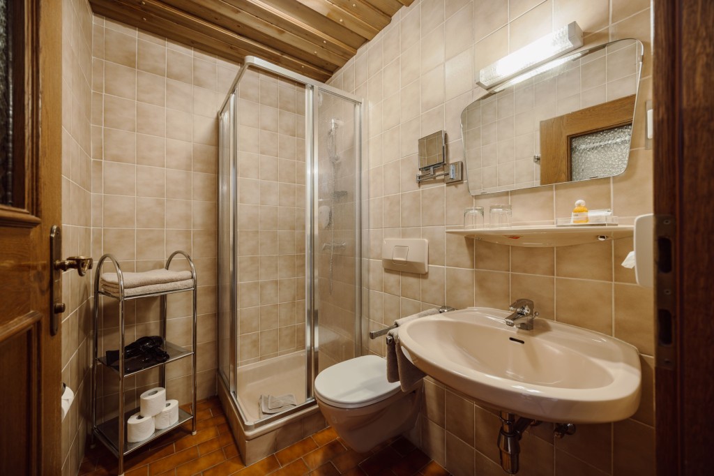 Badezimmer mit Dusche und WC
