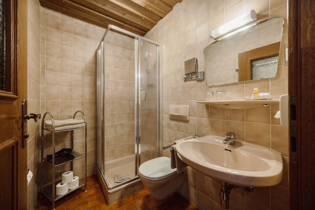 Badezimmer mit Dusche und WC