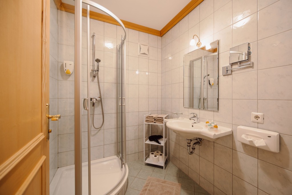 Badezimmer mit Dusche und WC