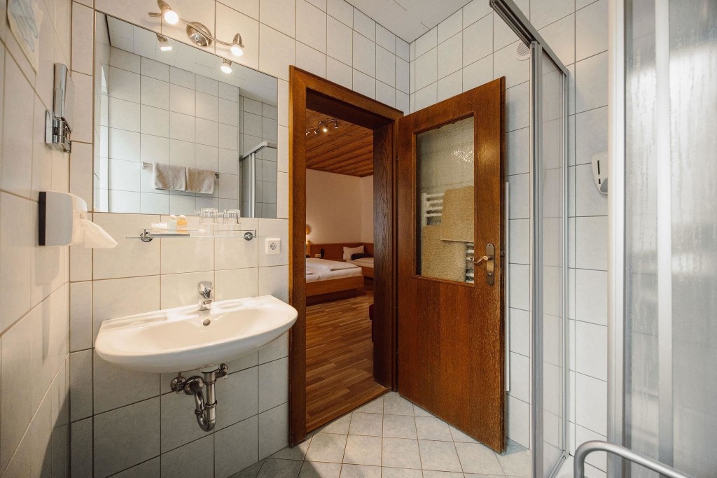 Badezimmer mit Dusche/WC