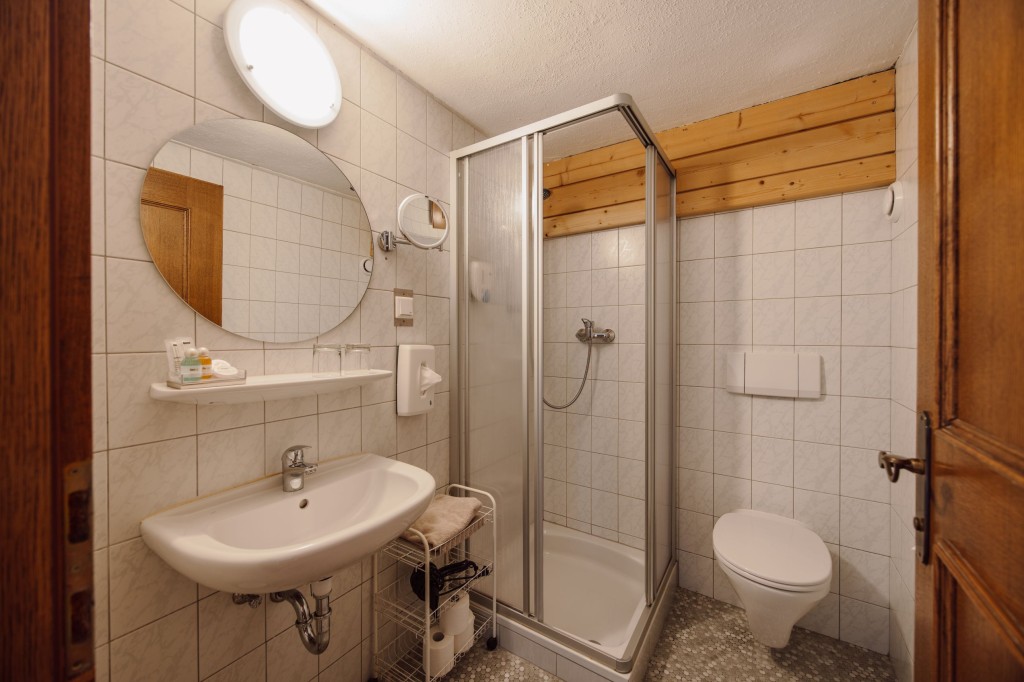 Badezimmer mit Dusche und WC
