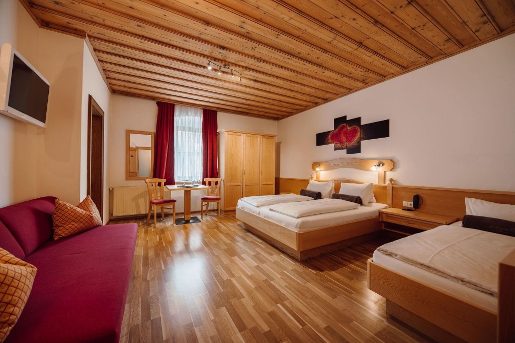 Dreibettzimmer mit Doppelbett und Einzelbett