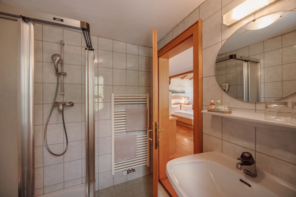  Badezimmer mit Dusche und WC