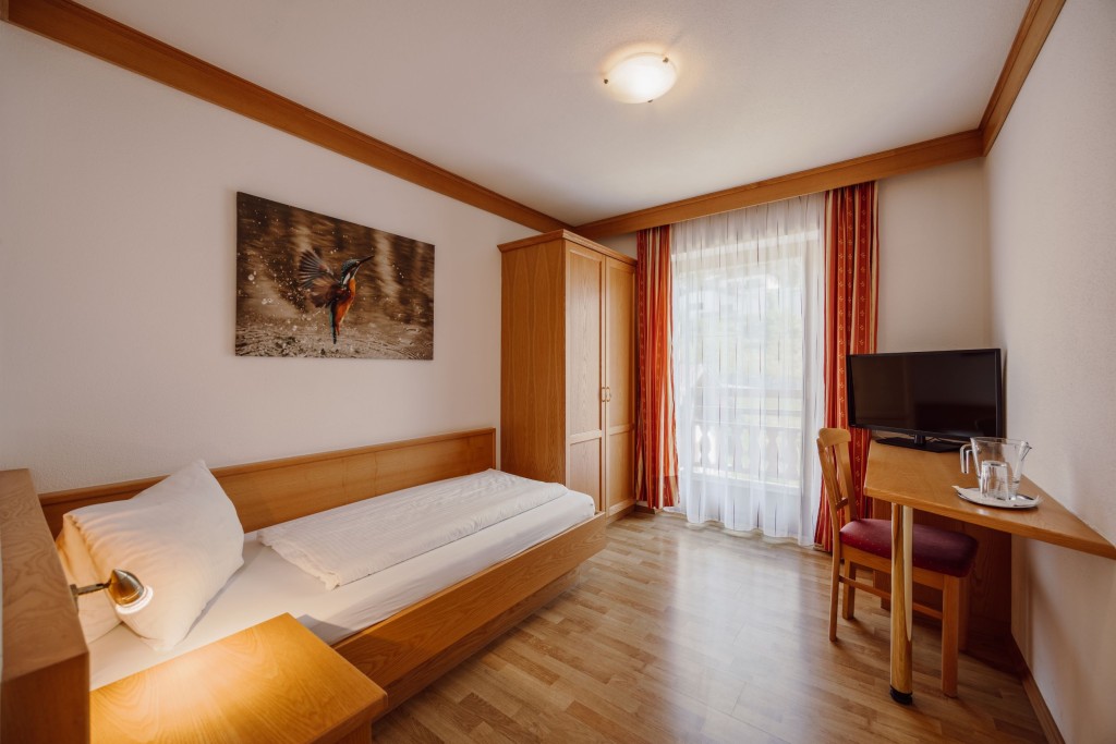 Gemütliches Einzelzimmer mit Flat-TV und Balkon