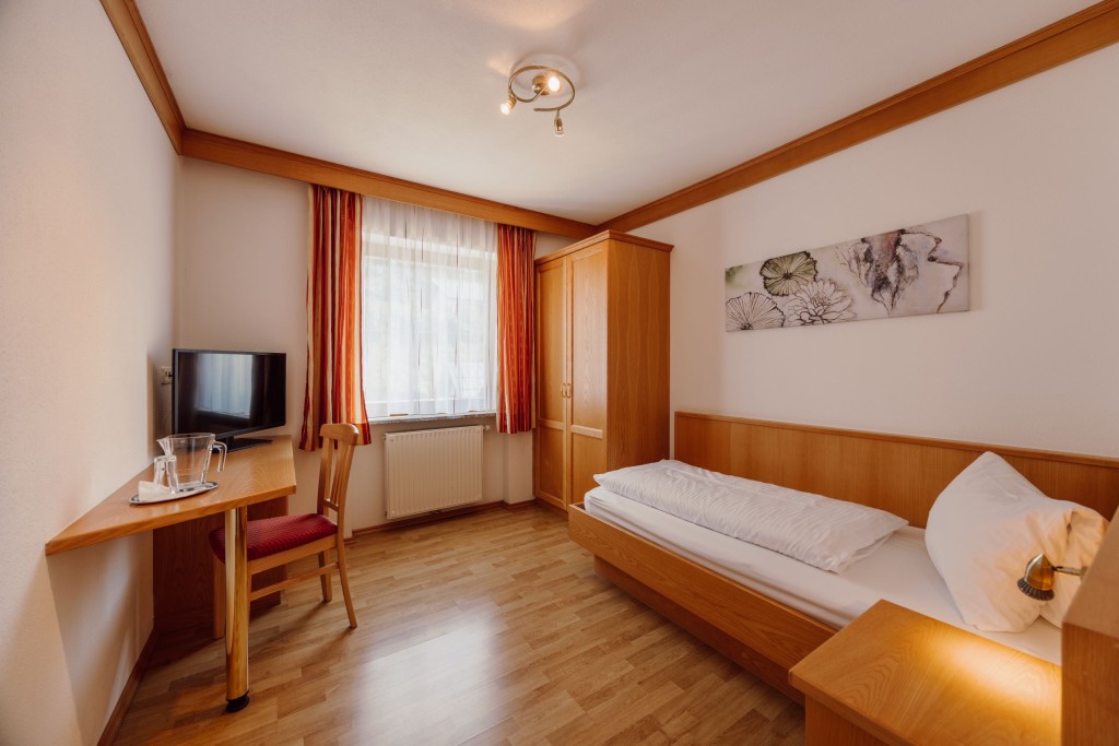 Geräumiges Einzelzimmer mit Flat-TV und Balkon