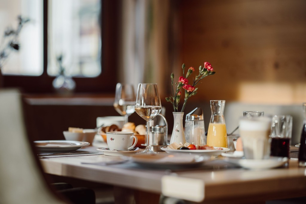 Liebevoll gedeckter Frühstückstisch im Hotel Alpenrose*** in Mühlbach am Hochkönig