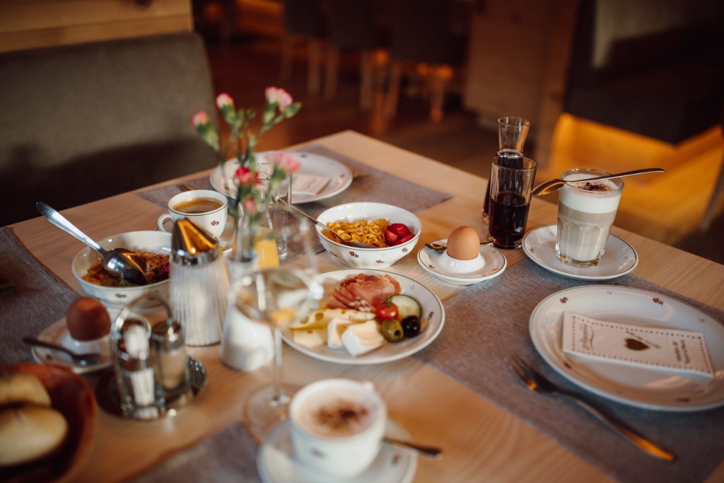 Liebevoll gedeckter Frühstückstisch im Hotel Alpenrose*** in Mühlbach am Hochkönig