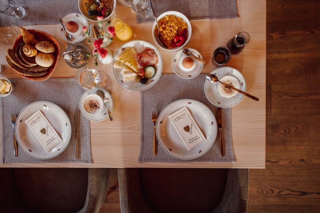 Liebevoll gedeckter Frühstückstisch im Hotel Alpenrose*** in Mühlbach am Hochkönig
