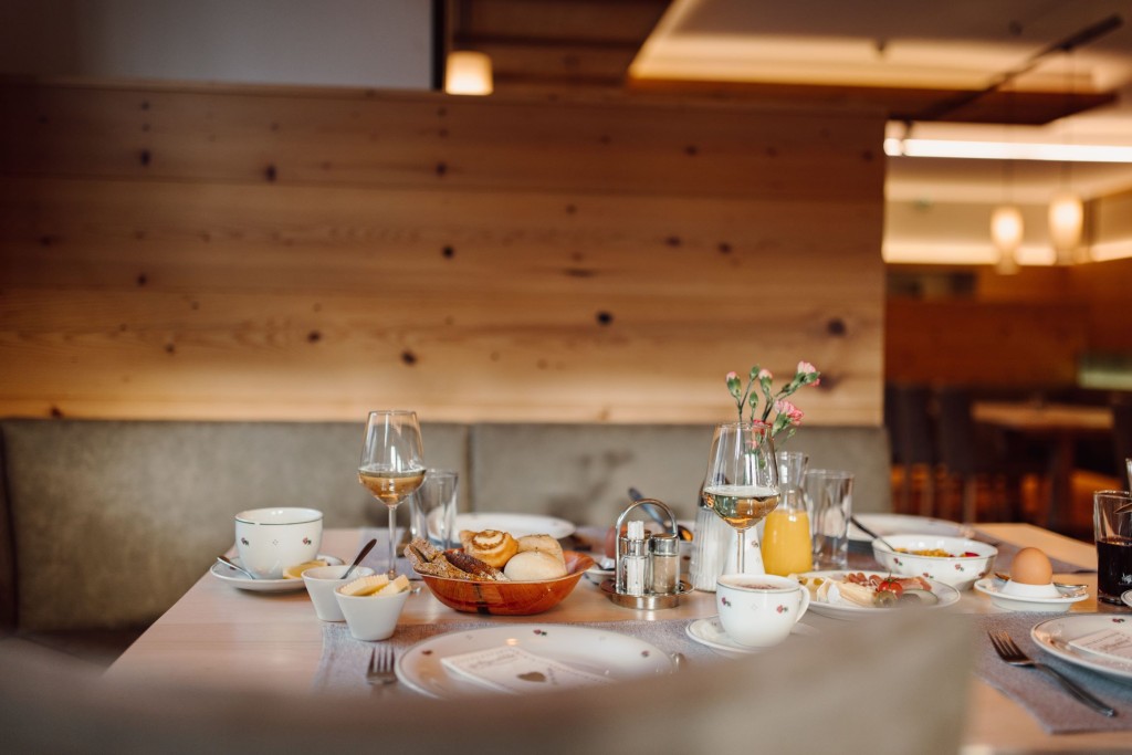 Liebevoll gedeckter Frühstückstisch im Hotel Alpenrose*** in Mühlbach am Hochkönig