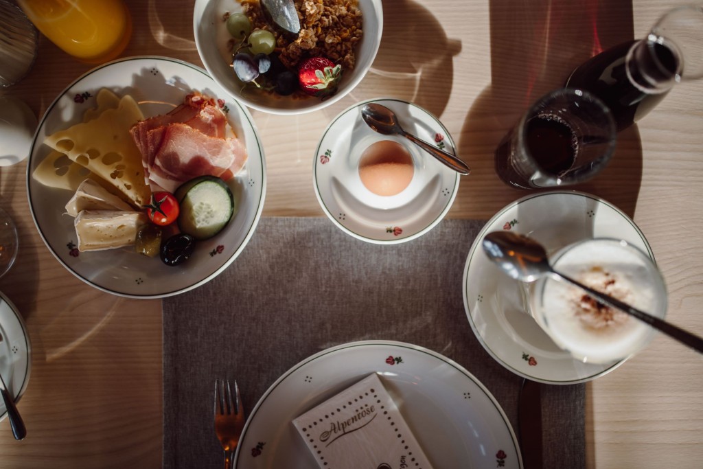 Liebevoll gedeckter Frühstückstisch im Hotel Alpenrose*** in Mühlbach am Hochkönig