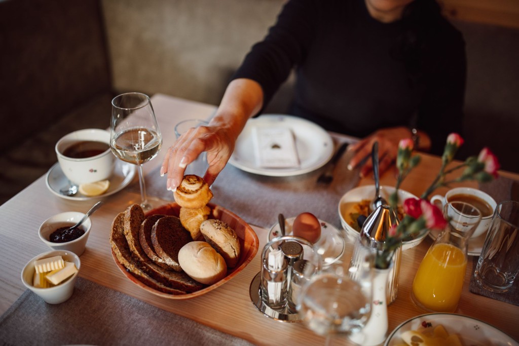 Liebevoll gedeckter Frühstückstisch im Hotel Alpenrose*** in Mühlbach am Hochkönig