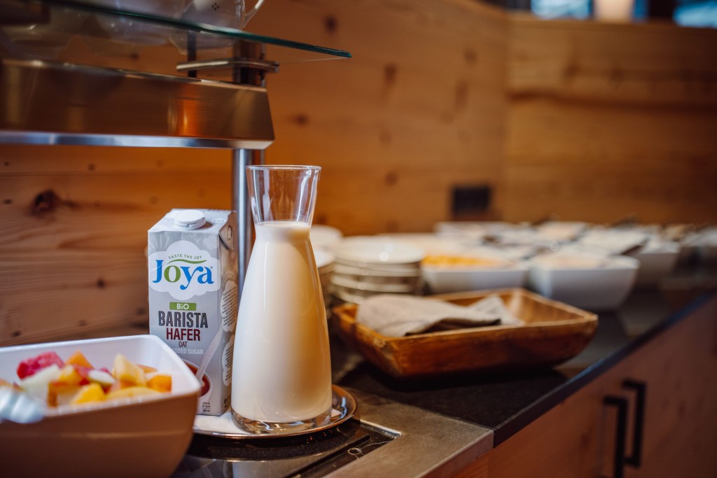 Verschiedene Milchsorten (Kuhmilch, Sojamilch, Hafermilch)