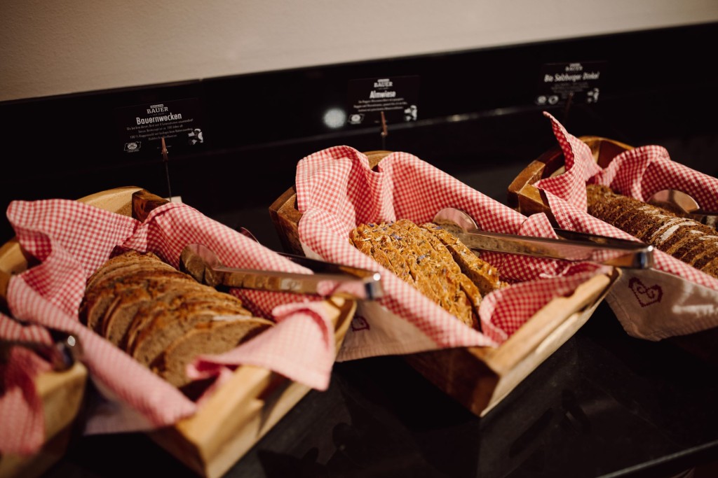 Frisches Brot und Gebäck von der Mühlbacher Biobäckerei ums Eck