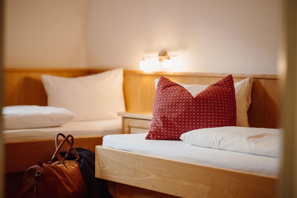 Gemütliche Zimmer für 1 bis 4 Personen mit Dusche/WC, Flat-TV und Frühstücksbuffet