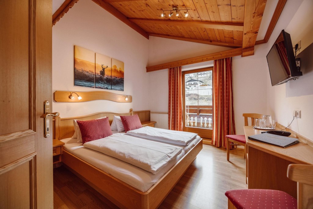 Gemütliche Zimmer für 1 bis 4 Personen mit Dusche/WC, Flat-TV und Frühstücksbuffet