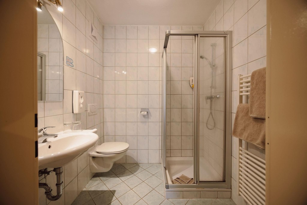 Badezimmer mit Dusche und WC