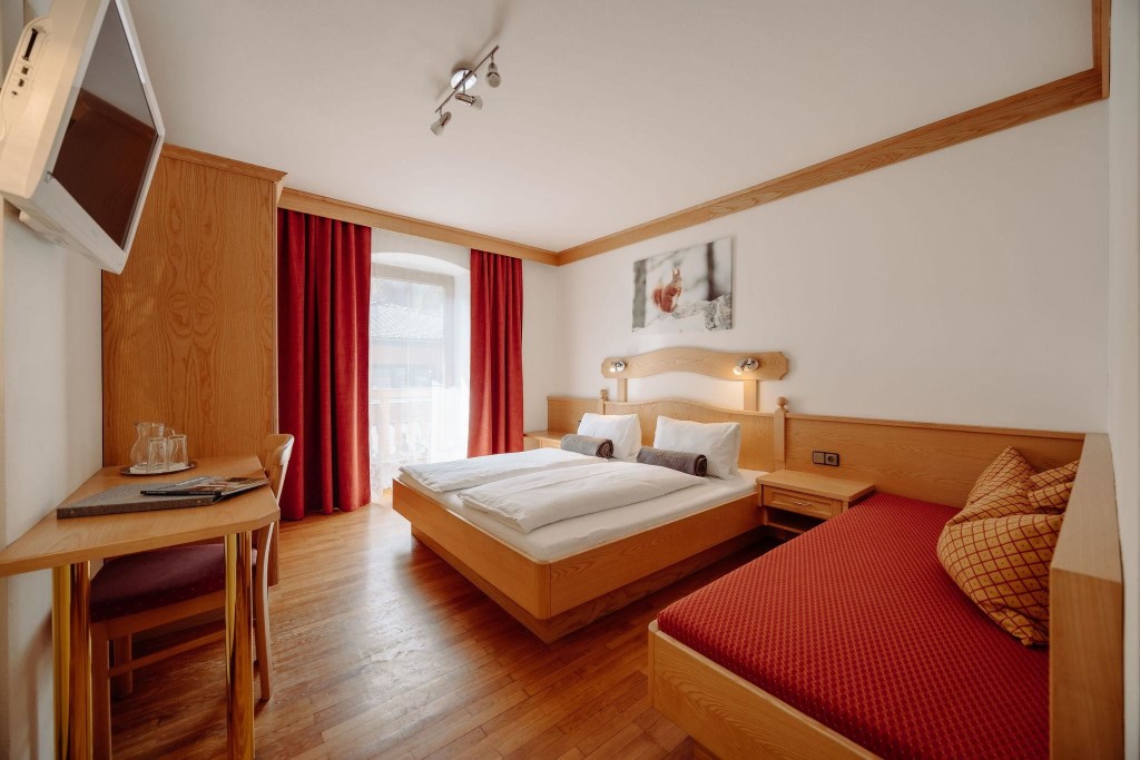 Gemütliche Zimmer für 1 bis 4 Personen mit Dusche/WC, Flat-TV und Frühstücksbuffet