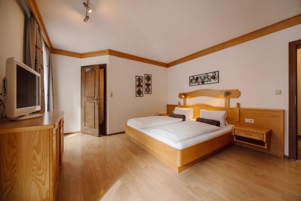 Gemütliche Zimmer für 1 bis 4 Personen mit Dusche/WC, Flat-TV und Frühstücksbuffet