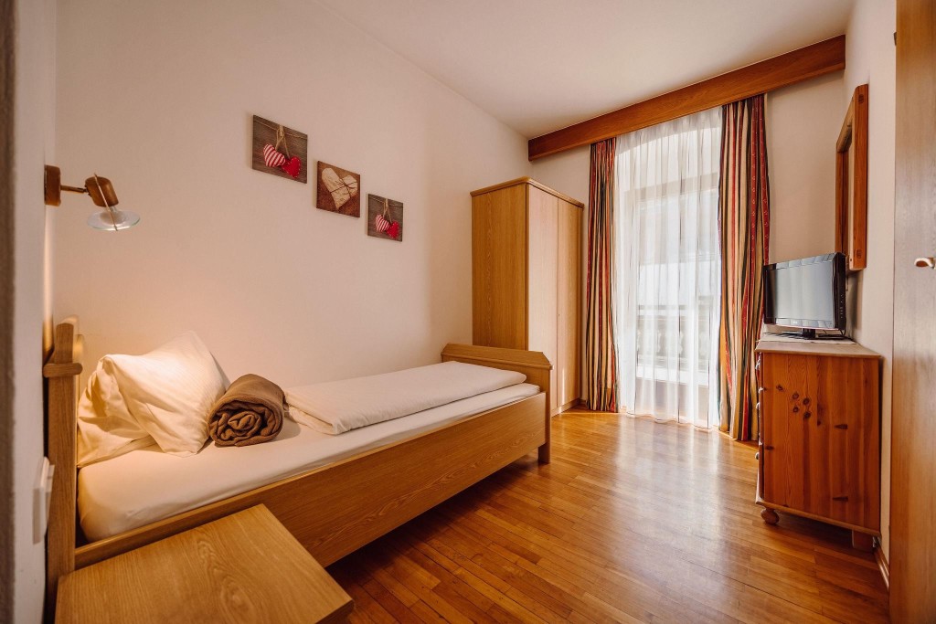 Gemütliche Zimmer für 1 bis 4 Personen mit Dusche/WC, Flat-TV und Frühstücksbuffet