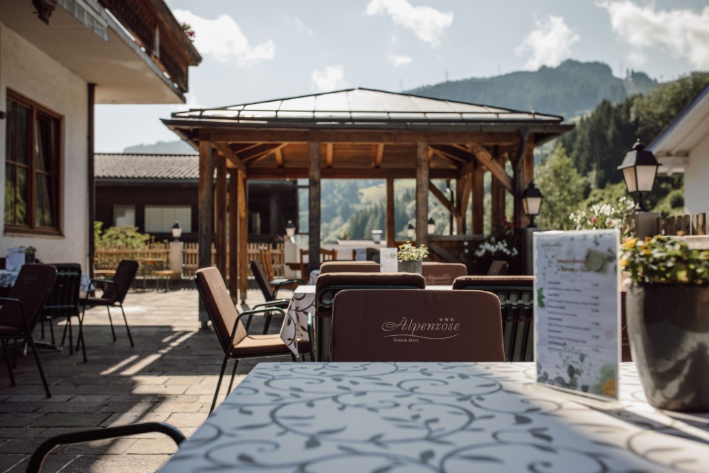 Sonnenterrasse mit Überdachung