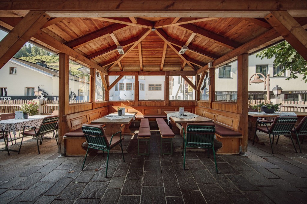 Sonnenterrasse mit Überdachung