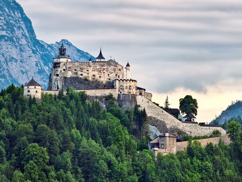 Erlebnisburg Hohenwerfen mit Landesfalknereimuseum und Greifvogelschau © Shutterstock